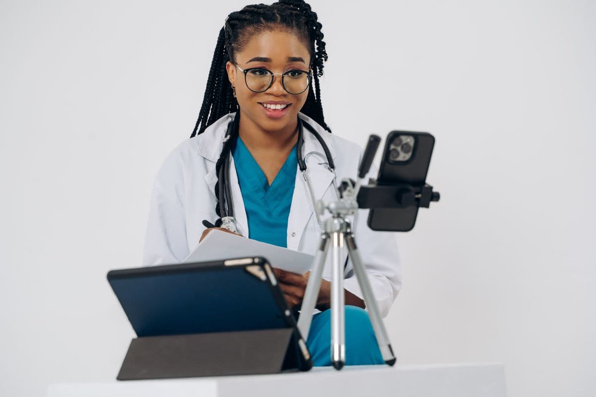 Médecin gériatre en téléconsultation vidéo